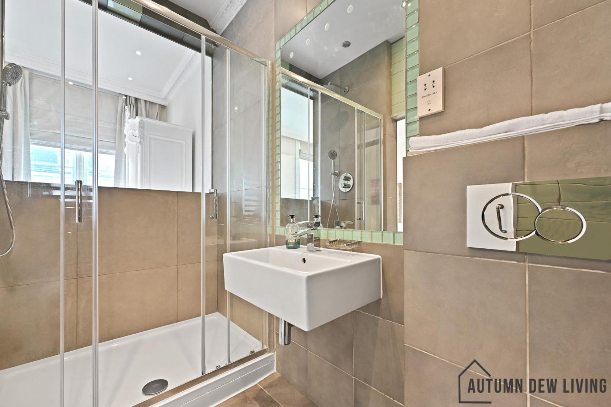 Beautiful 2 King Size Beds 2 Bath- Sleeps 5 In Earls Court Appartement Londen Buitenkant foto